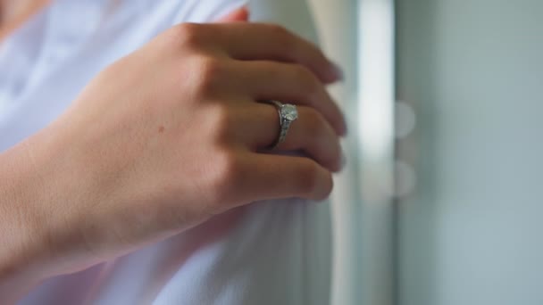 Braut Hand Mit Ehering Nahaufnahme Weißes Kleid Die Vorbereitung Der — Stockvideo
