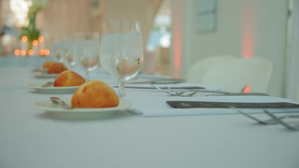Restaurant Banketttisch Aufgedeckt Serviert Geschirr Und Besteck Auf Veranstaltung Kamerafahrt — Stockvideo