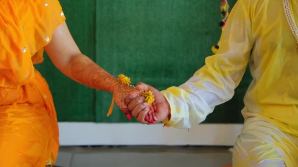 一緒に立っているカップル 伝統的なインドのドレスヒンドゥーの結婚式の女性 ショットを閉じる 高品質の4K映像 — ストック動画