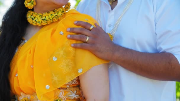 Para Stojąca Razem Kobieta Ubrana Żółty Tradycyjny Indyjski Ślub Hinduski — Wideo stockowe
