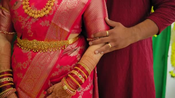 一緒に立っているカップル 伝統的なインドのドレスヒンドゥーの結婚式の女性 閉じる 高品質の4K映像 — ストック動画