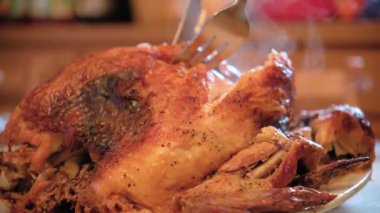 Kızarmış Şükran Günü Hindi Bulaşığını Bıçakla Doğrama 'nın yakın çekimi. Evde Tatili Kutlarken. - Evet. Yüksek kalite 4k görüntü