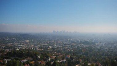 Los Angeles şehir merkezinin panoramik manzarası ve gündüz vakti Kaliforniya 'nın tepeleri. Yüksek kalite 4k görüntü