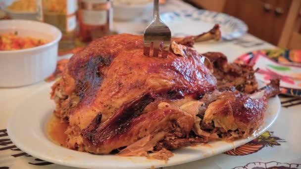 Geroosterde Thanksgiving Turkije Schotel Tijdens Het Diner Vieren Vakantie Thuis — Stockvideo