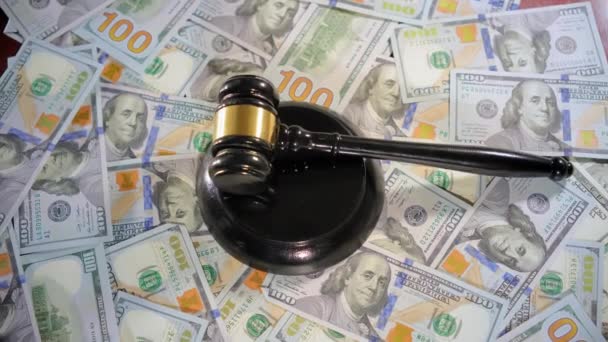 Δικαστές Gavel Και Πολλά Χρήματα Στο Τραπέζι Υψηλής Ποιότητας Πλάνα — Αρχείο Βίντεο