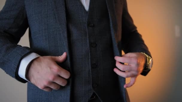 Чоловік Одягає Куртку Темну Кімнату Крупним Планом Високоякісні Кадри — стокове відео