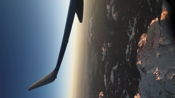 Široký Pohled Okna Letadla Zasněžených Horách Při Západu Slunce Vysoce — Stock video