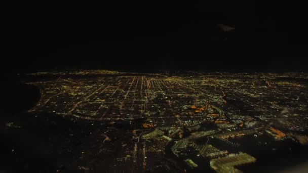 シカゴ オハレ空港に着陸する飛行機のポートホールからの広いビュー ナイトタイム 高品質の4K映像 — ストック動画