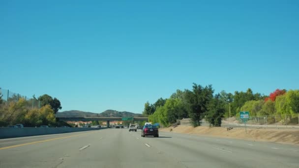 在阳光明媚的日子里 在洛杉矶附近的高速公路上驾驶汽车的镜头 2023年10月14日 美国加利福尼亚州 高质量的4K镜头 — 图库视频影像