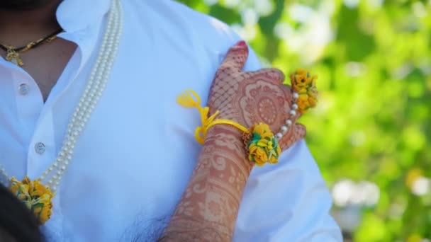 Пара Стоїть Разом Жінка Одягнена Жовте Традиційне Індійське Індуїстське Весілля — стокове відео