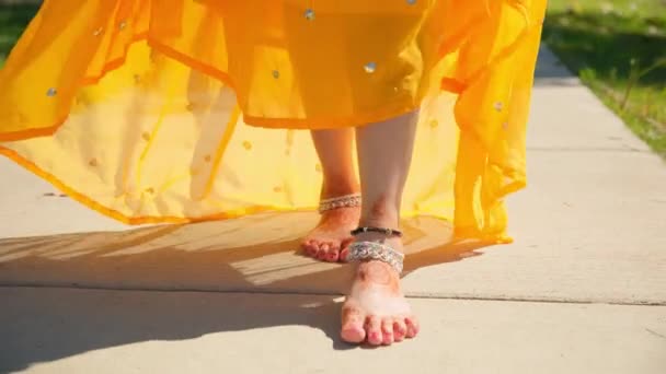 Blisko Kobiety Tradycyjnej Indyjskiej Sukni Hinduski Ślub Idzie Boso Ulicę — Wideo stockowe