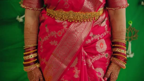 Элементы Женщины Традиционной Индийской Одежде Индуистской Свадьбы Закрывай Высококачественные Кадры — стоковое видео