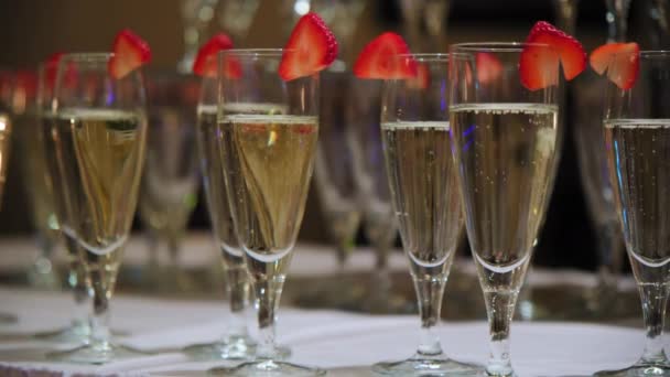 Champagne Glazen Aan Een Tafel Het Evenement Hoge Kwaliteit Beeldmateriaal — Stockvideo