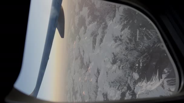 Široký Pohled Okna Letadla Zasněžených Horách Při Západu Slunce Pohni — Stock video