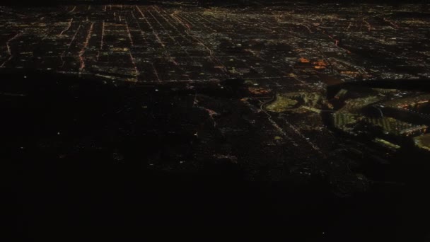 シカゴオヘア空港の上空の飛行機のポートホールからの広いビュー ナイトタイム 高品質の4K映像 — ストック動画