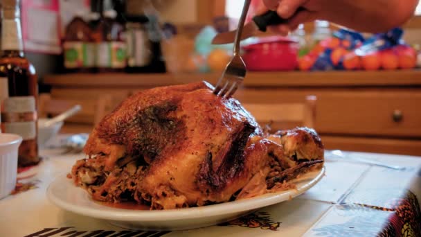 在庆祝家庭节日的晚餐中 用刀叉切烤感恩节火鸡的近景 是的高质量的4K镜头 — 图库视频影像