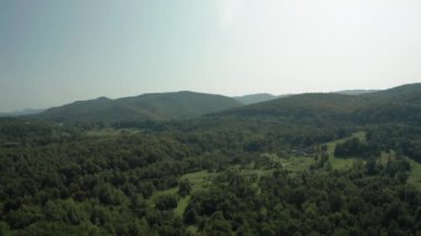 Karpat Dağları 'nın havadan panoramik görüntüsü. Yüksek kalite 4k görüntü