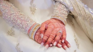 Geleneksel Hint kıyafetleri giymiş bir kadın, Hindu düğünü. Kamerayı çek. Yüksek kalite 4k görüntü