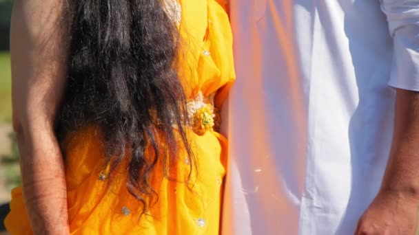 Пара Стоящих Вместе Женщина Жёлтой Традиционной Индийской Одежде Подвинь Камеру — стоковое видео