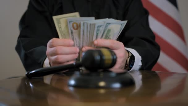 Sędzia Bierze Pieniądze Liczy Odrzuca Wysokiej Jakości Materiał — Wideo stockowe