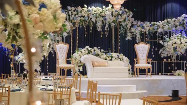 婚礼大厅婚礼装饰的内饰元素 大范围拍摄 高质量的4K镜头 — 图库视频影像