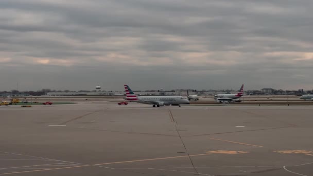 ゲート国際空港の航空機または曇った日のオハレ シカゴIl アメリカ 2023 高品質の4K映像 — ストック動画