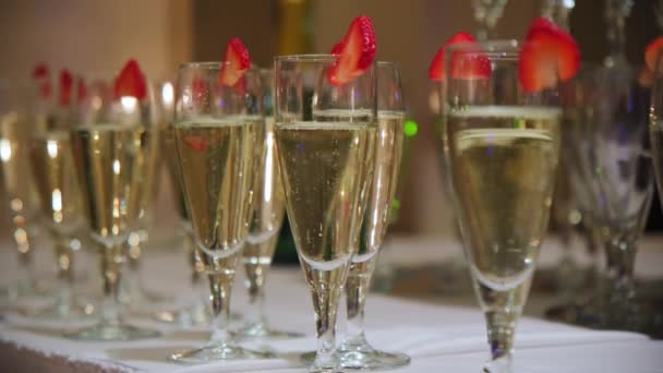 Champagneglas Vid Ett Bord Event Flytta Kameran Högkvalitativ Film — Stockvideo