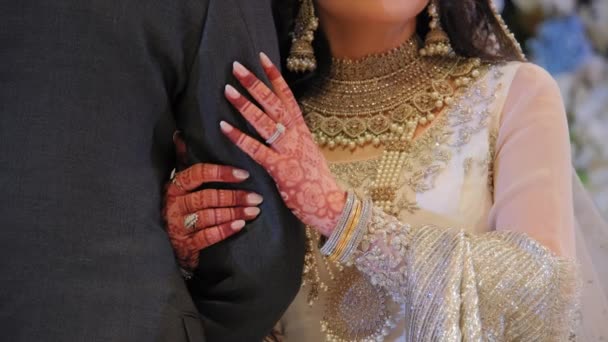 一对夫妇站在一起 穿着传统印度服装的女人 婚礼后 移动相机 高质量的4K镜头 — 图库视频影像