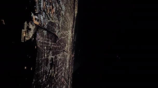 ロサンゼルス空港の夜間にロサンゼルスを飛行するジェット機のポートホールビュー 高品質の4K映像 — ストック動画