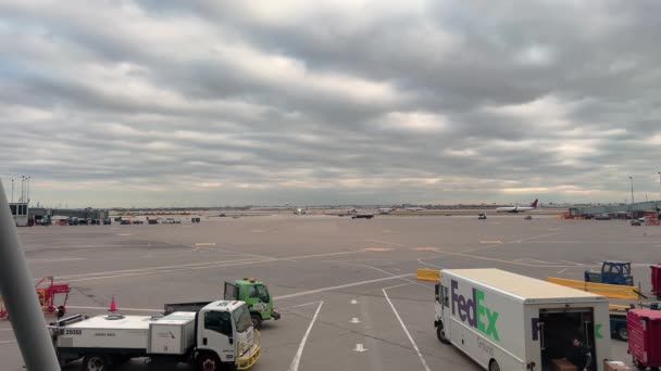 ゲート国際空港の航空機 Ord OhareおよびFedexトラック シカゴIl アメリカ 2023 高品質の4K映像 — ストック動画
