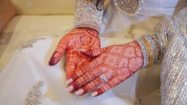 Geleneksel beyaz Hint kıyafetleri giymiş bir kadın ve bir parça el mehndi. Hindu düğünü. - Evet. Yüksek kalite 4k görüntü