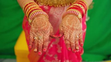 Geleneksel Hint kıyafetleri giymiş bir kadın ve bir parça el mehndi. Hindu düğünü. Yakın çekim. Yüksek kalite 4k görüntü
