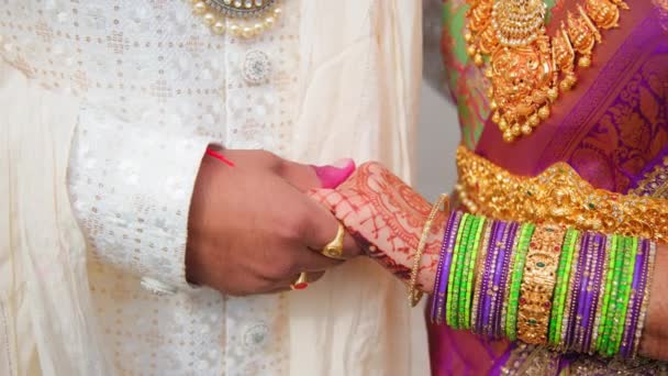一对夫妇站在一起 穿着传统印度服装的女人 婚礼后 靠近点高质量的4K镜头 — 图库视频影像
