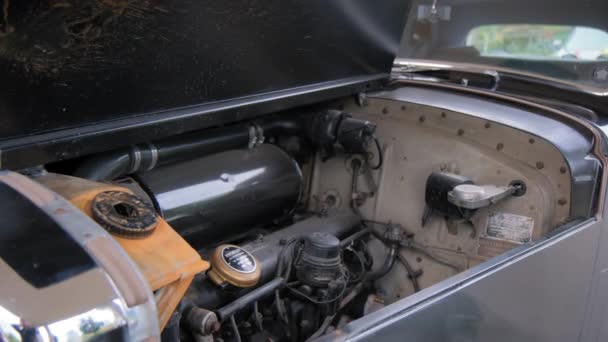 Eski Arabanın Motor Bölmesinde Eski Karbüratörlü Motor Evet Yüksek Kalite — Stok video