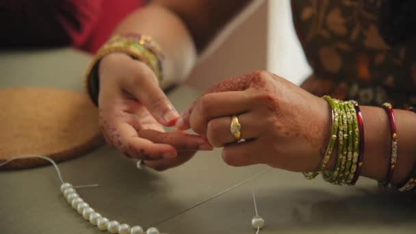 Element Tradycyjnego Indyjskiego Ślubu Hinduskiego Ręcznie Robiona Biżuteria Zamknij Nagranie — Wideo stockowe