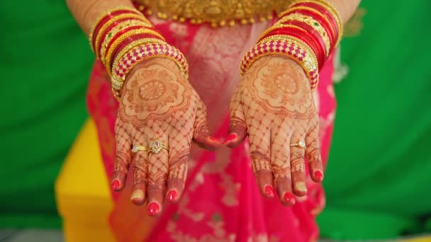 伝統的なインドの服を着た女性 そして手のひらにミンディを着た女性 ヒンドゥーの結婚式 クローズアップショット 高品質の4K映像 — ストック動画