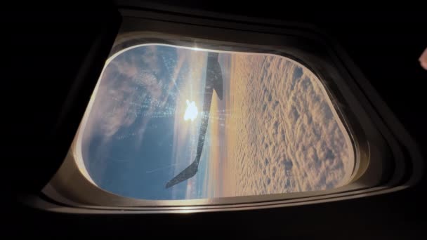 Ampie Riprese Dall Oblò Dell Aeroplano Sulla Nuvola Tramonto Filmati — Video Stock
