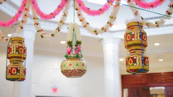 テンプレートに装飾のインドのヒンドゥーの結婚式の伝統的な要素 カメラビューを移動する 高品質の4K映像 — ストック動画
