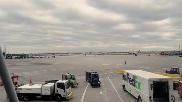 Flugzeuge Gates Internationaler Flughafen Ord Ohare Und Fedex Truck Weitschuss — Stockvideo