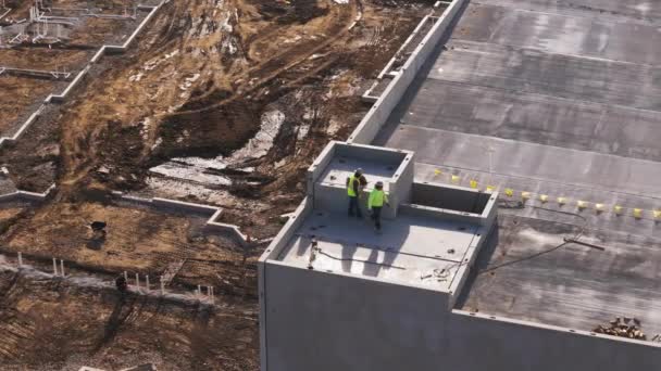 Roofers Che Installa Tetto Magazzino Industriale Tetto Industriale Filmati Aerei — Video Stock