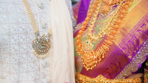 一对夫妇站在一起 穿着传统印度服装的女人 婚礼后 近距离拍摄 高质量的4K镜头 — 图库视频影像