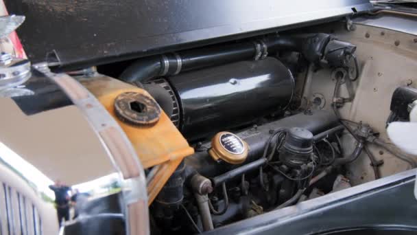レトロな古い車のエンジンコンパートメントの古いキャブレターエンジン クローズアップ 高品質の4K映像 — ストック動画