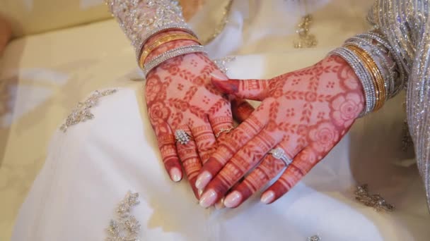 Vrouw Gekleed Traditionele Witte Indiase Kleding Piaint Van Hand Mehndi — Stockvideo