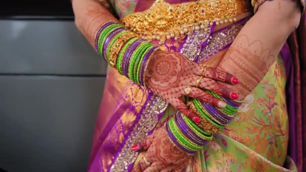 Donna Vestita Con Abiti Tradizionali Indiani Vernice Mehndi Mano Matrimonio — Video Stock