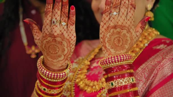 Žena Oblečená Tradičních Indiánských Šatech Malými Ručními Mehndi Hinduistická Svatba — Stock video