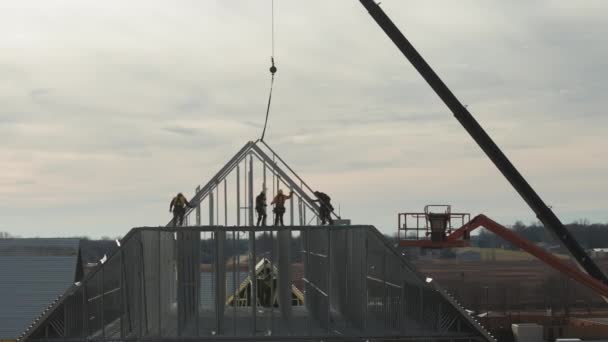 Dachowcy Instalujący Dach Budynku Przemysłowym Lub Magazynie Dach Przemysłowy Szeroki — Wideo stockowe