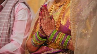 Geleneksel Hint kıyafetleri giymiş bir kadın ve bir parça el mehndi. Hindu düğünü. Yakın çekim. Yüksek kalite 4k görüntü