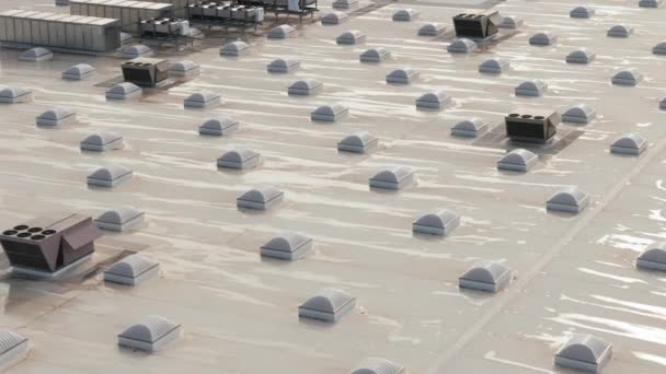 大型工业用暖通空调系统在屋顶上 空中射击 高质量的4K镜头 — 图库视频影像