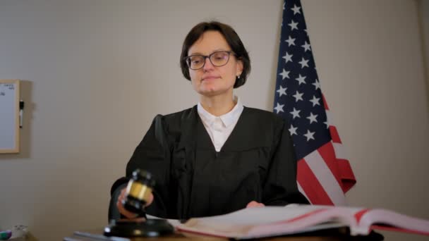 Judecătorii Își Dau Mâna Judecătorul Lemn Wide Shot Înregistrare Înaltă — Videoclip de stoc