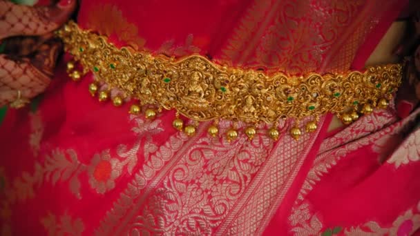 伝統的なインドの服を着た女性は 装飾を修理し ハンドメインディを飾ります ヒンドゥーの結婚式 クローズアップショット 高品質の4K映像 — ストック動画
